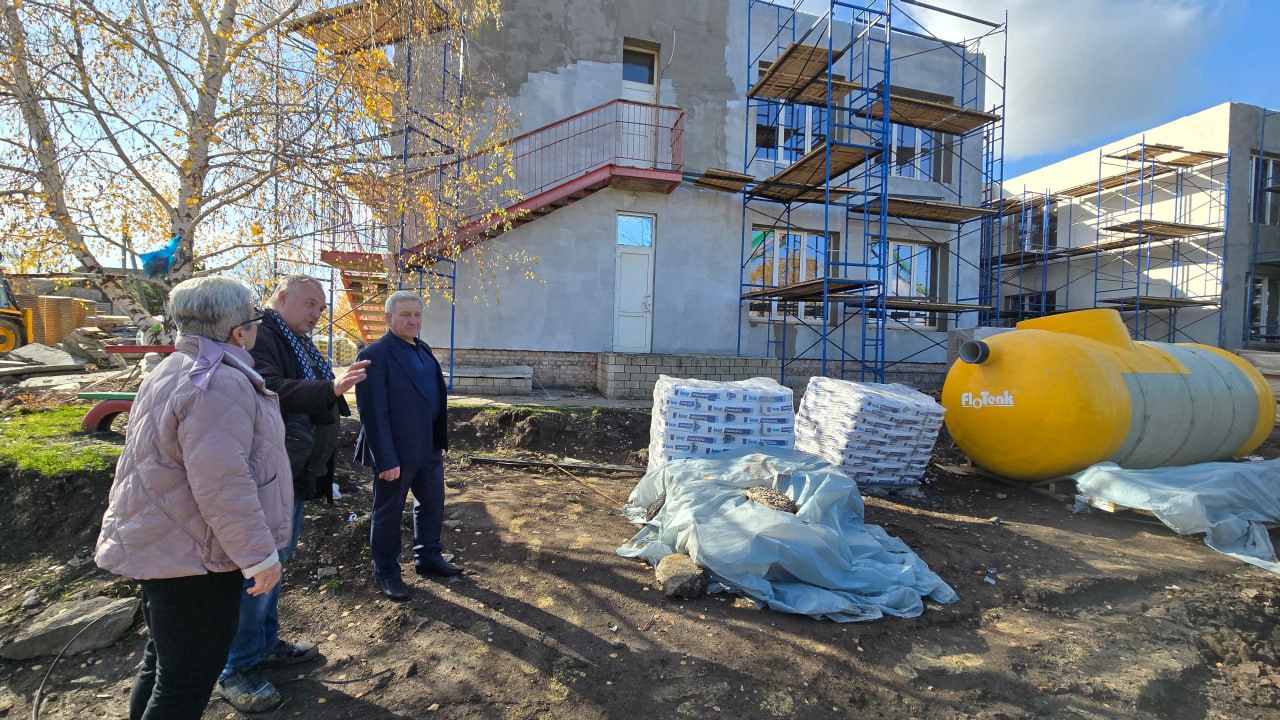 Николай Михайлов: В ходе рабочего визита в село Раздольное проинспектировал ход выполнение ремонтных работ в ГБОУ «Раздольненская школа Старобешевского м.о.» и ГКДОУ «Раздольненский детский сад «Золотой петушок»... Николай Михайлов: В ходе рабочего визита в село Раздольное проинспектировал ход выполнение ремонтных работ в ГБОУ «Раздольненская школа Старобешевского м.о.» и ГКДОУ «Раздольненский детский сад «Золотой петушок»...