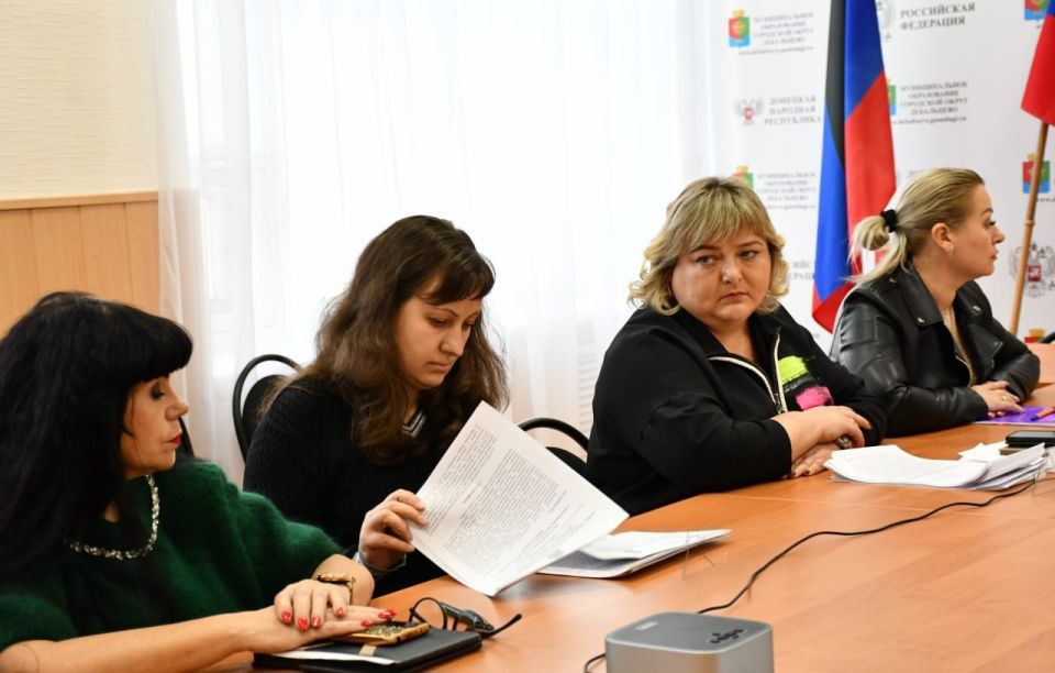 30 октября в Дебальцевском местном отделении Партии "ЕДИНАЯ РОССИЯ" провели встречу с секретарями первичных отделений Единой России 30 октября в Дебальцевском местном отделении Партии "ЕДИНАЯ РОССИЯ" провели встречу с секретарями первичных отделений Единой России