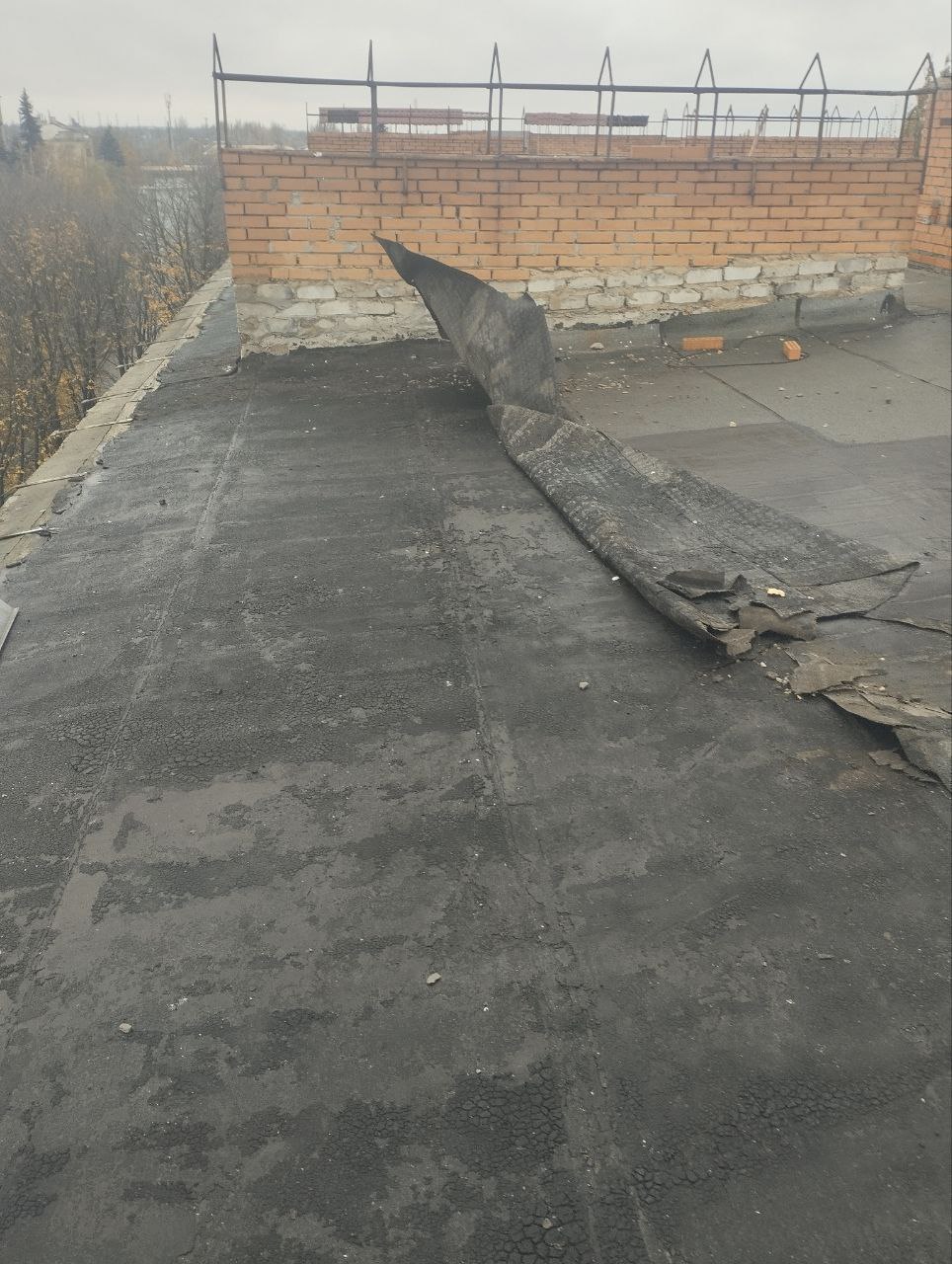 В рамках реагирования на обращения граждан, квалифицированные работники Участка № 6 Енакиевского филиала единого регионального фонда по управлению МКД на территории ДНР, выполняют работы по ремонту мягкой кровли дома ул.... В рамках реагирования на обращения граждан, квалифицированные работники Участка № 6 Енакиевского филиала единого регионального фонда по управлению МКД на территории ДНР, выполняют работы по ремонту мягкой кровли дома ул....