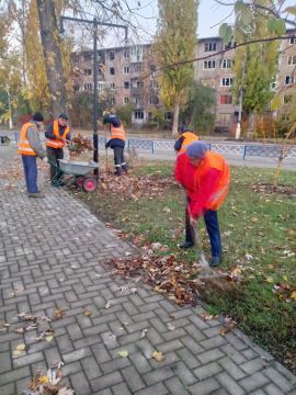 С заботой об округе.. На 31.10.2025 г. сотрудниками МУП АГЯ "ЖЭК" выполнены следующие виды работ:  Выполнена уборка территории на Авдеевском и Ясиноватском участках Выполнены работы по ручной уборке автодороги с очисткой...