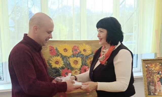 Искусство открывает мир.. 31 октября выставку картин в ГКДОУ "Детский сад №4 "Сказка" художника Канивец Дмитрия посетили почетные гости: Козлова Оксана Викторовна, заместитель главы городского округа Дебальцево, Другашов... Искусство открывает мир.. 31 октября выставку картин в ГКДОУ "Детский сад №4 "Сказка" художника Канивец Дмитрия посетили почетные гости: Козлова Оксана Викторовна, заместитель главы городского округа Дебальцево, Другашов...