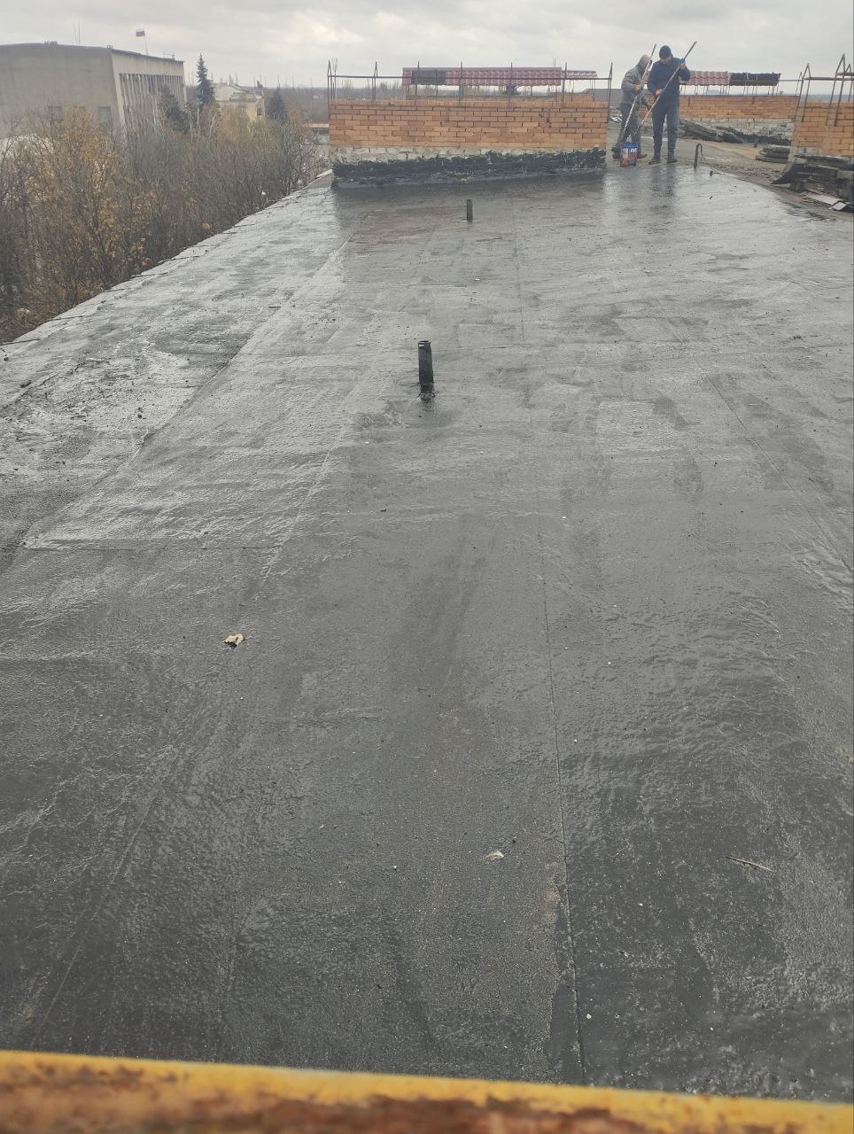 Сергей Желновач: В рамках реагирования на обращения граждан, квалифицированные работники Участка № 6 Енакиевского филиала единого регионального фонда по управлению МКД на территории ДНР, выполняют работы по ремонту мягкой...