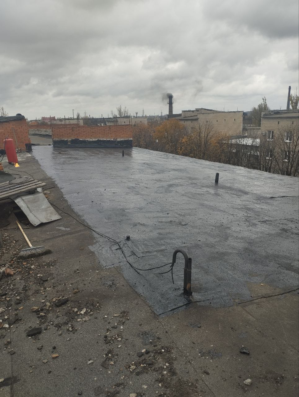 В рамках реагирования на обращения граждан, квалифицированные работники Участка № 6 Енакиевского филиала единого регионального фонда по управлению МКД на территории ДНР, выполняют работы по ремонту мягкой кровли дома ул.... В рамках реагирования на обращения граждан, квалифицированные работники Участка № 6 Енакиевского филиала единого регионального фонда по управлению МКД на территории ДНР, выполняют работы по ремонту мягкой кровли дома ул....