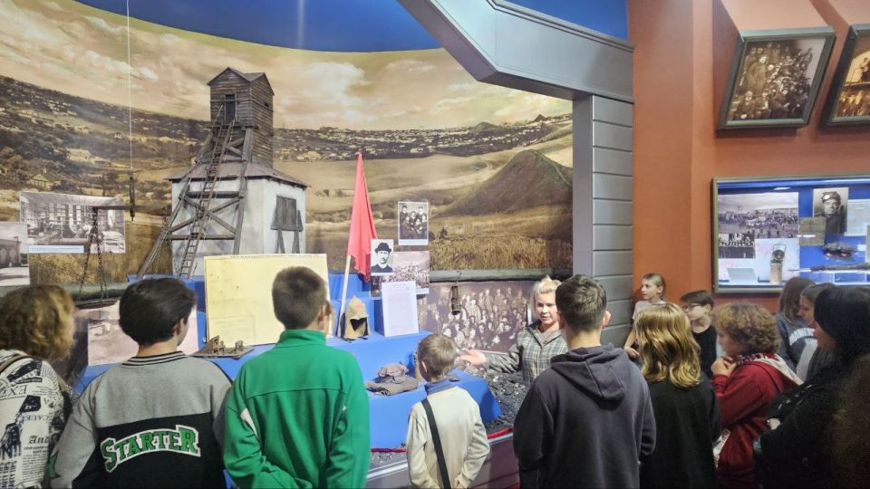 Донецкие полицейские организовали для детей посещение музея в ЛНР Донецкие полицейские организовали для детей посещение музея в ЛНР