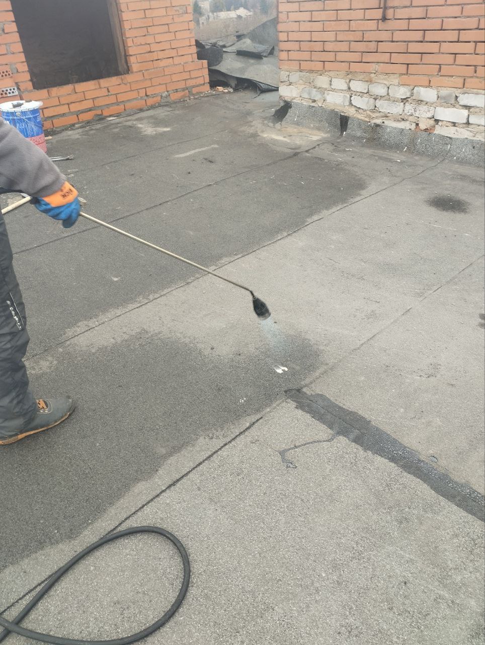 В рамках реагирования на обращения граждан, квалифицированные работники Участка № 6 Енакиевского филиала единого регионального фонда по управлению МКД на территории ДНР, выполняют работы по ремонту мягкой кровли дома ул.... В рамках реагирования на обращения граждан, квалифицированные работники Участка № 6 Енакиевского филиала единого регионального фонда по управлению МКД на территории ДНР, выполняют работы по ремонту мягкой кровли дома ул....