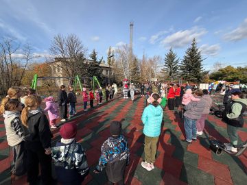 Артем Крамаренко: В преддверии Дня народного единства мы завершили работы по строительству современной детской площадки в селе Придорожное Старобешевского муниципального округа