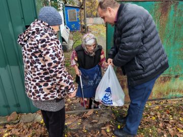 Ко Дню народного единства навестил представителей старшего поколения города Тореза, поздравил с наступающим праздником и вручил продуктовые наборы