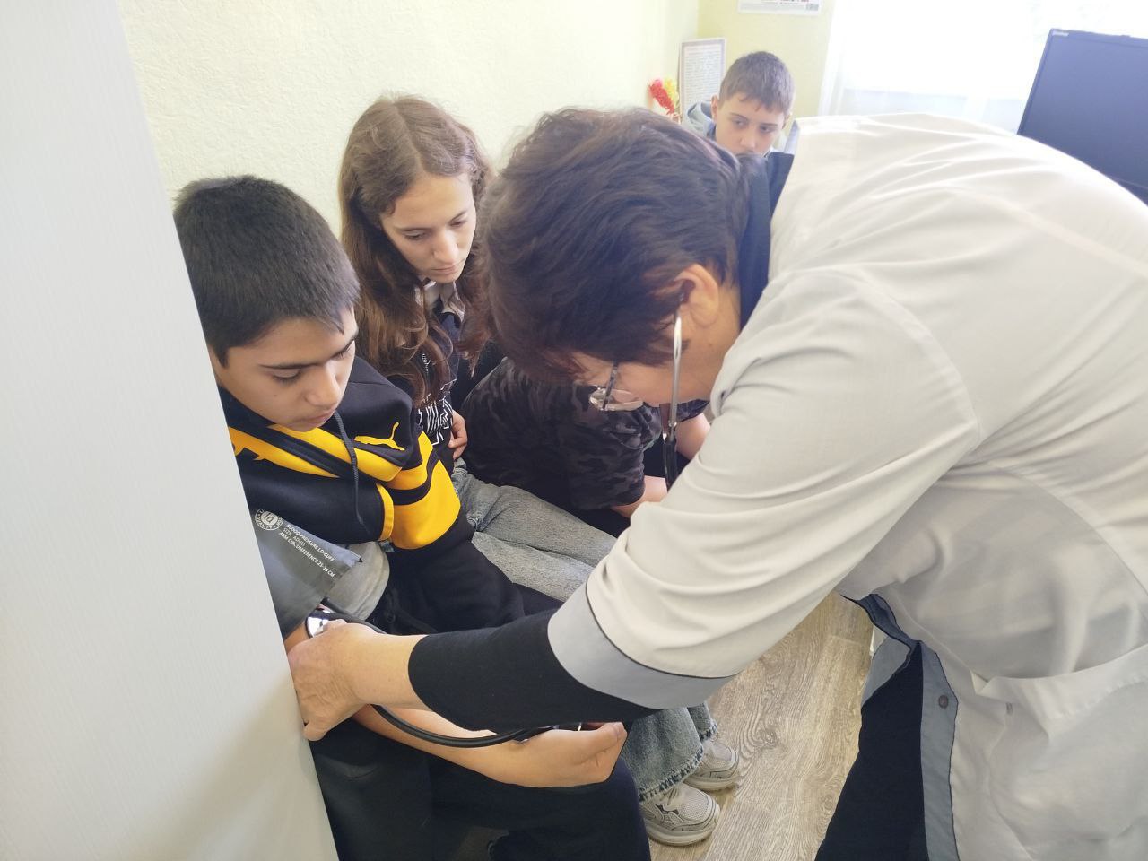 В рамках регионального проекта "Ура каникулы" Республиканской акции " Учиться в Донбассе" учащиеся 8-9 классов "Каменской школы Тельмановского муниципального округа посетили Каменский ФП. ... В рамках регионального проекта "Ура каникулы" Республиканской акции " Учиться в Донбассе" учащиеся 8-9 классов "Каменской школы Тельмановского муниципального округа посетили Каменский ФП. ...