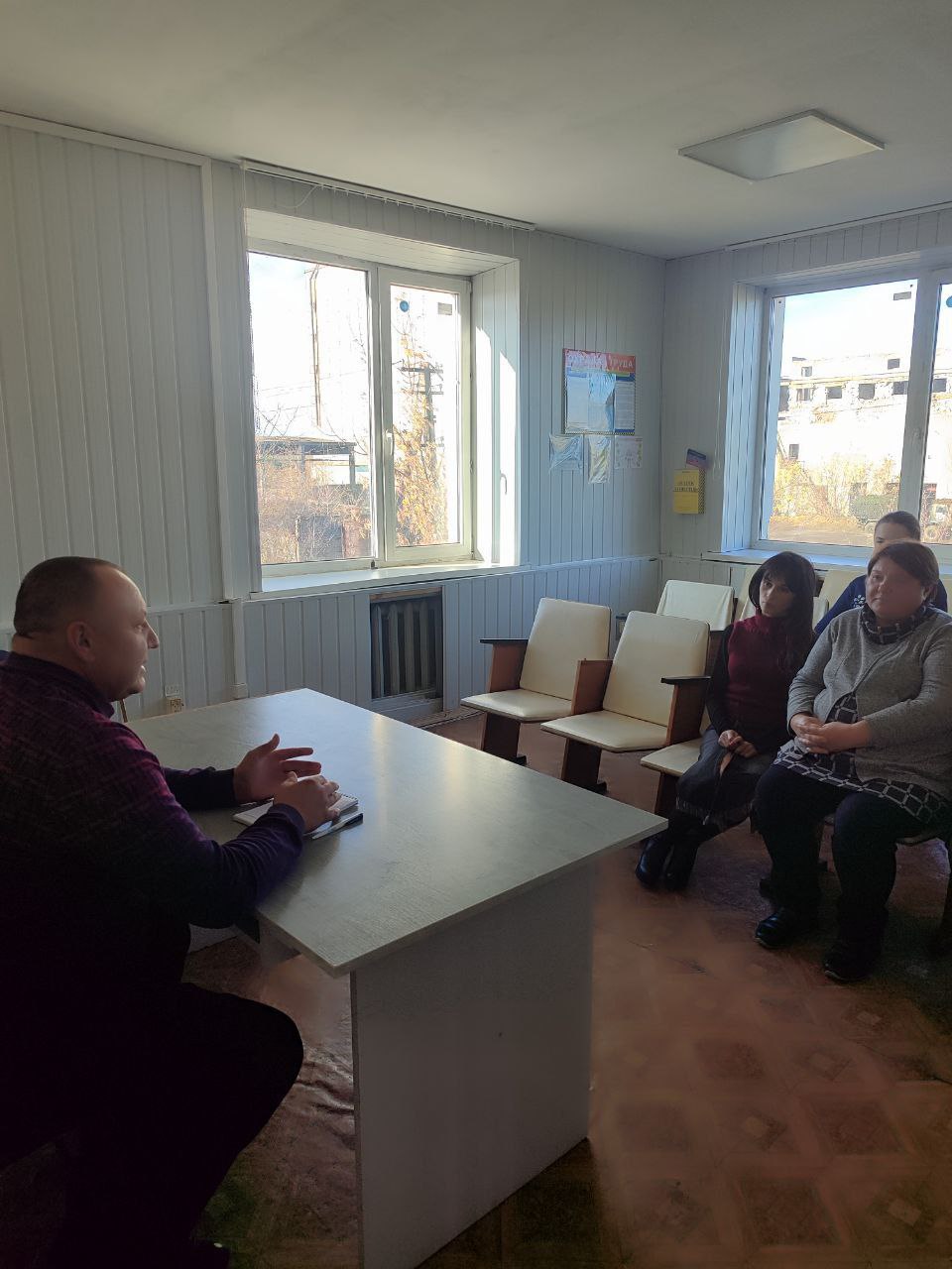 Сегодня, начальник Тельмановского территориального отдела Администрации Тельмановского округа провел встречу с коллективом филиала 28 ГКУ "Республиканский центра по предоставлению мер социальной поддержки" Тельмановского... Сегодня, начальник Тельмановского территориального отдела Администрации Тельмановского округа провел встречу с коллективом филиала 28 ГКУ "Республиканский центра по предоставлению мер социальной поддержки" Тельмановского...