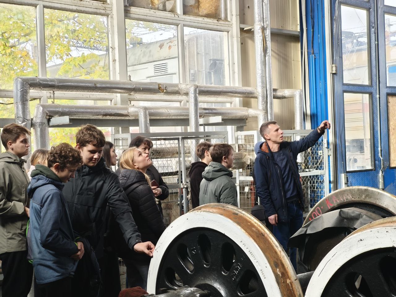 Для воспитанников Донецкой детской железной дороги провели экскурсию в локомотивном депо Ясиноватая Донецкого филиала ФГУП «ЖДН» Для воспитанников Донецкой детской железной дороги провели экскурсию в локомотивном депо Ясиноватая Донецкого филиала ФГУП «ЖДН»