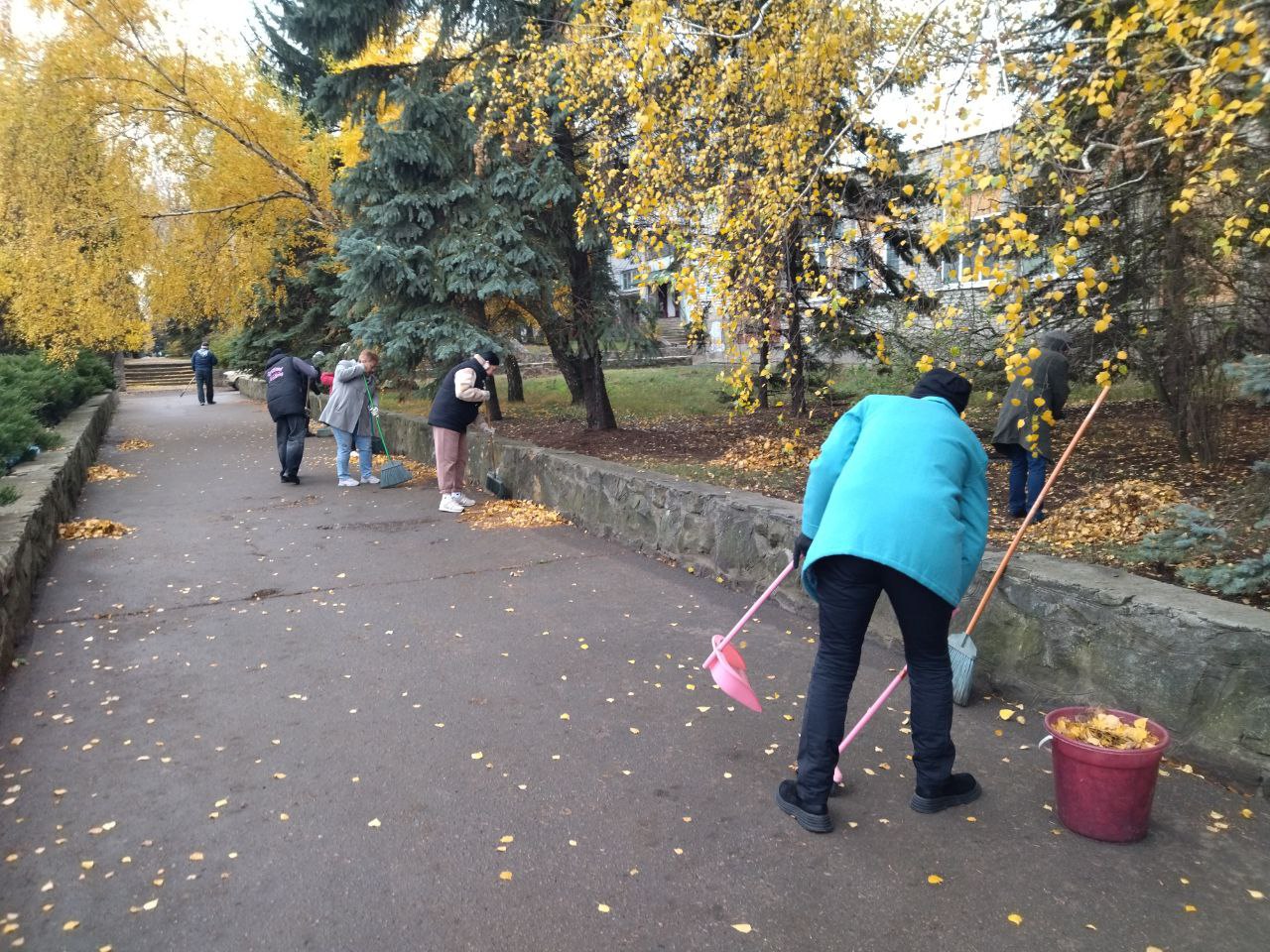 Сергей Желновач: В рамках акции "Экологический субботник", сегодня 31.10.2025, в городе Светлодарск работники городских предприятий и учреждений совместно с работниками участка №6 Енакиевского филиала ЕРФ по управлению МКД... Сергей Желновач: В рамках акции "Экологический субботник", сегодня 31.10.2025, в городе Светлодарск работники городских предприятий и учреждений совместно с работниками участка №6 Енакиевского филиала ЕРФ по управлению МКД...