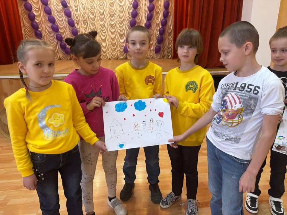«Наша дружная семья»: Вечер тепла и единства в Амвросиевском детском доме «Росток» «Наша дружная семья»: Вечер тепла и единства в Амвросиевском детском доме «Росток»
