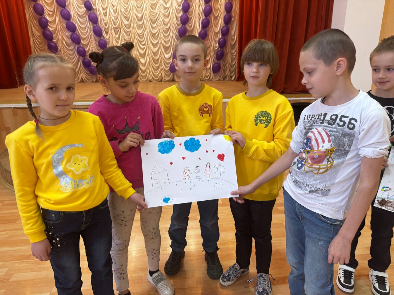 «Наша дружная семья»: Вечер тепла и единства в Амвросиевском детском доме «Росток» «Наша дружная семья»: Вечер тепла и единства в Амвросиевском детском доме «Росток»