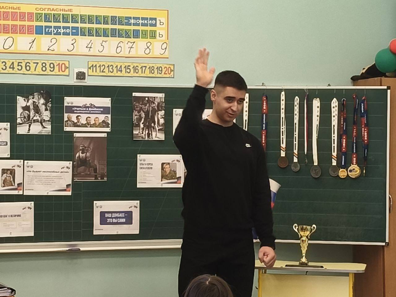 30 октября в Мангушской школе №2 состоялась встреча учащихся с мастером спорта международного класса по пауэрлифтингу Анатолием Зайцем 30 октября в Мангушской школе №2 состоялась встреча учащихся с мастером спорта международного класса по пауэрлифтингу Анатолием Зайцем