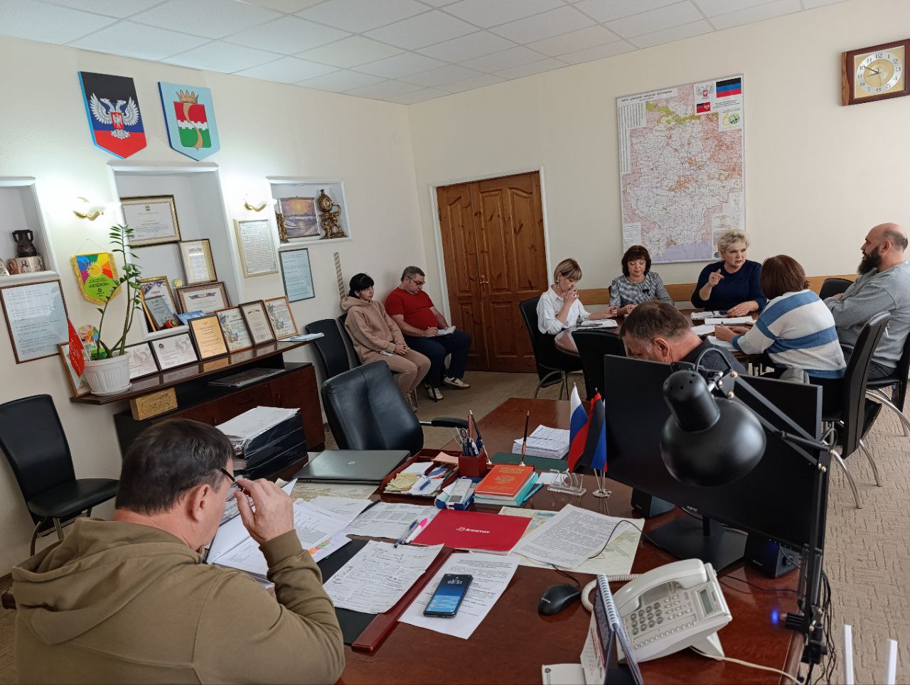 В ходе рабочего совещания глава Амвросиевского муниципального округа Игорь Лызов обсудил с коллегами вопросы прохождения отопительного сезона