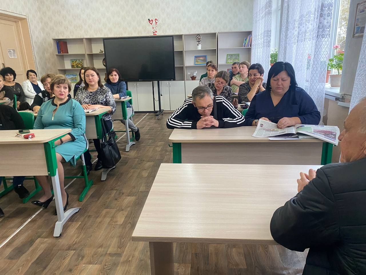 Сегодня начальник Андреевского территориального отдела Администрации Тельмановского округа провел встречу с коллективом ГБОУ «Андреевская школа», где были рассмотрены актуальные вопросы, касающиеся организации безопасной...