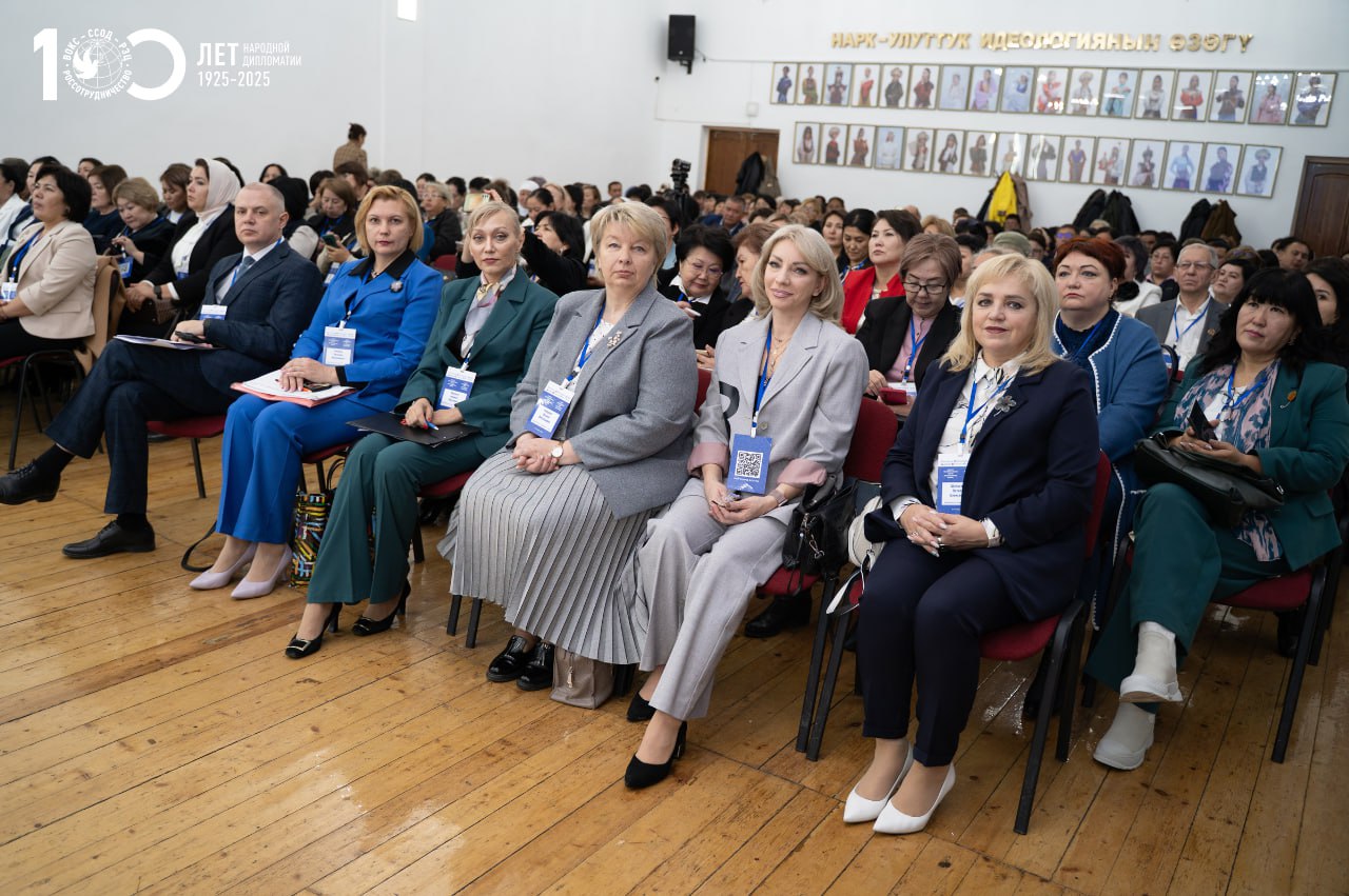 Около 300 директоров школ собрались в Бишкеке на III Форум руководителей школ Кыргызстана Около 300 директоров школ собрались в Бишкеке на III Форум руководителей школ Кыргызстана