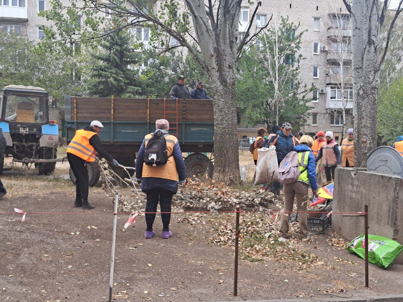Сергей Желновач: В рамках акции "Экологический субботник", сегодня 31.10.2025, в городе Светлодарск работники городских предприятий и учреждений совместно с работниками участка №6 Енакиевского филиала ЕРФ по управлению МКД...