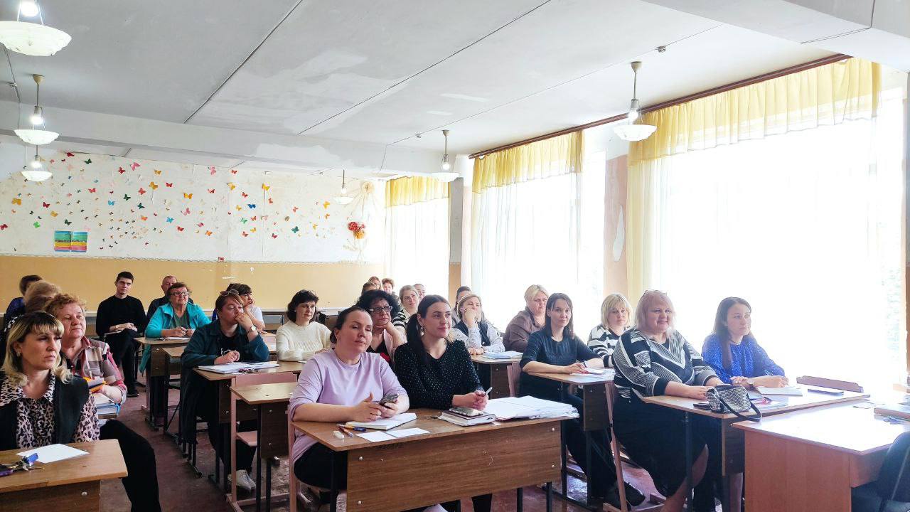 В рамках постоянной работы с жителями и коллективами учреждений представитель общественности от партии «Единая Россия» Наталья Радько провела рабочую встречу с педагогами ГБОУ «Школа №126 г.о. Донецк". Мероприятие было... В рамках постоянной работы с жителями и коллективами учреждений представитель общественности от партии «Единая Россия» Наталья Радько провела рабочую встречу с педагогами ГБОУ «Школа №126 г.о. Донецк". Мероприятие было...