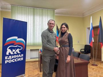 Вручение партбилетов Единой России активистам Шахтерска