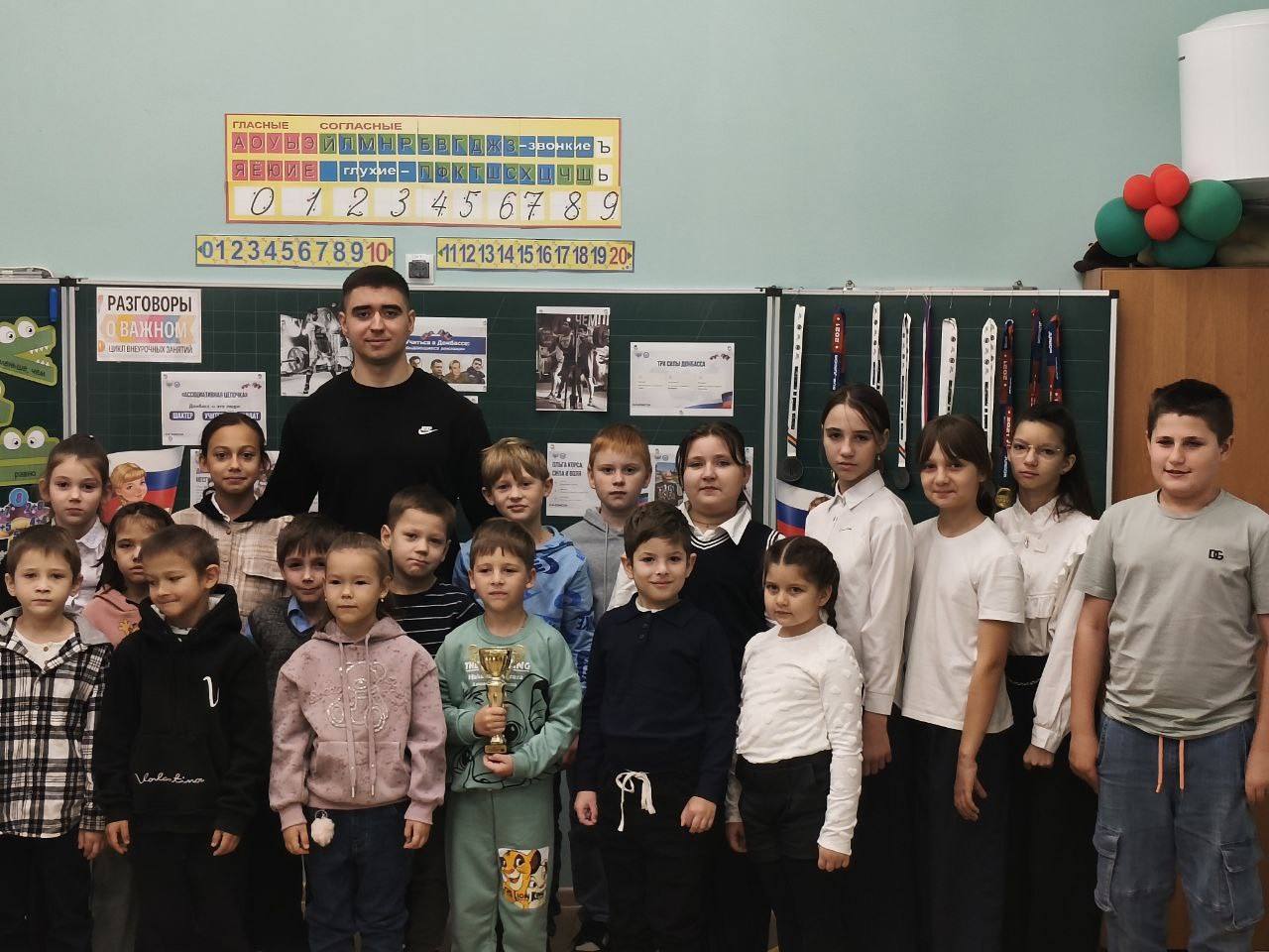 30 октября в Мангушской школе №2 состоялась встреча учащихся с мастером спорта международного класса по пауэрлифтингу Анатолием Зайцем