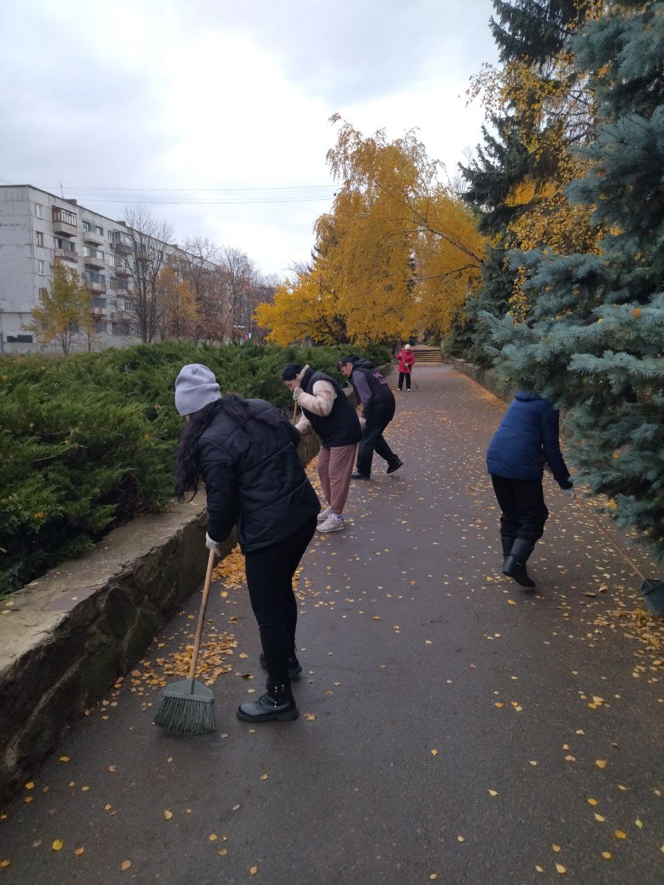 Сергей Желновач: В рамках акции "Экологический субботник", сегодня 31.10.2025, в городе Светлодарск работники городских предприятий и учреждений совместно с работниками участка №6 Енакиевского филиала ЕРФ по управлению МКД... Сергей Желновач: В рамках акции "Экологический субботник", сегодня 31.10.2025, в городе Светлодарск работники городских предприятий и учреждений совместно с работниками участка №6 Енакиевского филиала ЕРФ по управлению МКД...