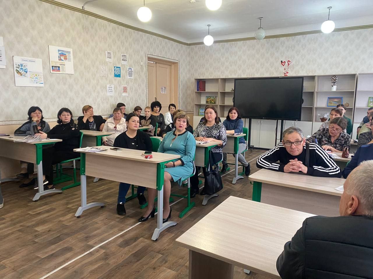 Сегодня начальник Андреевского территориального отдела Администрации Тельмановского округа провел встречу с коллективом ГБОУ «Андреевская школа», где были рассмотрены актуальные вопросы, касающиеся организации безопасной... Сегодня начальник Андреевского территориального отдела Администрации Тельмановского округа провел встречу с коллективом ГБОУ «Андреевская школа», где были рассмотрены актуальные вопросы, касающиеся организации безопасной...