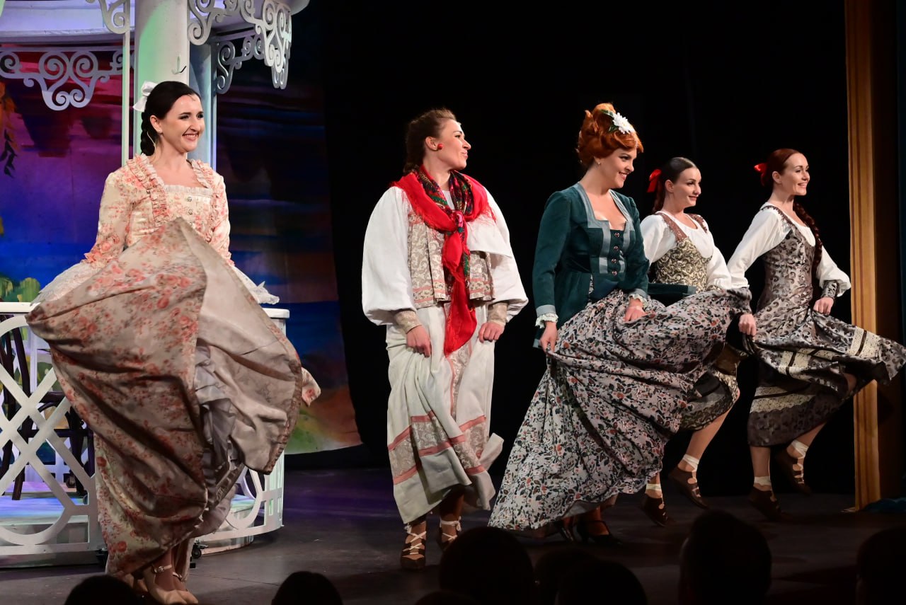 Впервые на Сцене на Садовом: в Донецкой муздраме прошла премьера водевиля “Так не бывает!”