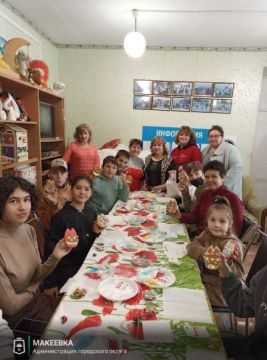 Общественная организация инвалидов «Ника плюс» провела мастер-класс по росписи пряников для своих подопечных