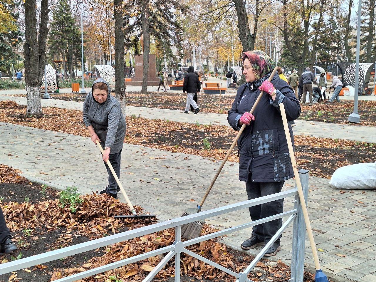 Александр Шатов: Субботник в сквере им. Ленина Александр Шатов: Субботник в сквере им. Ленина