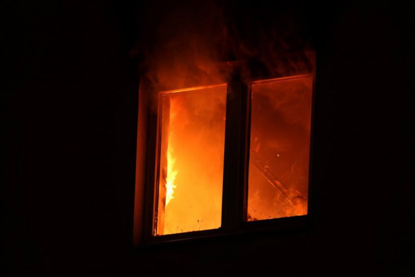 Муж и жена чудом успели выбраться из горящего дома в Донецке