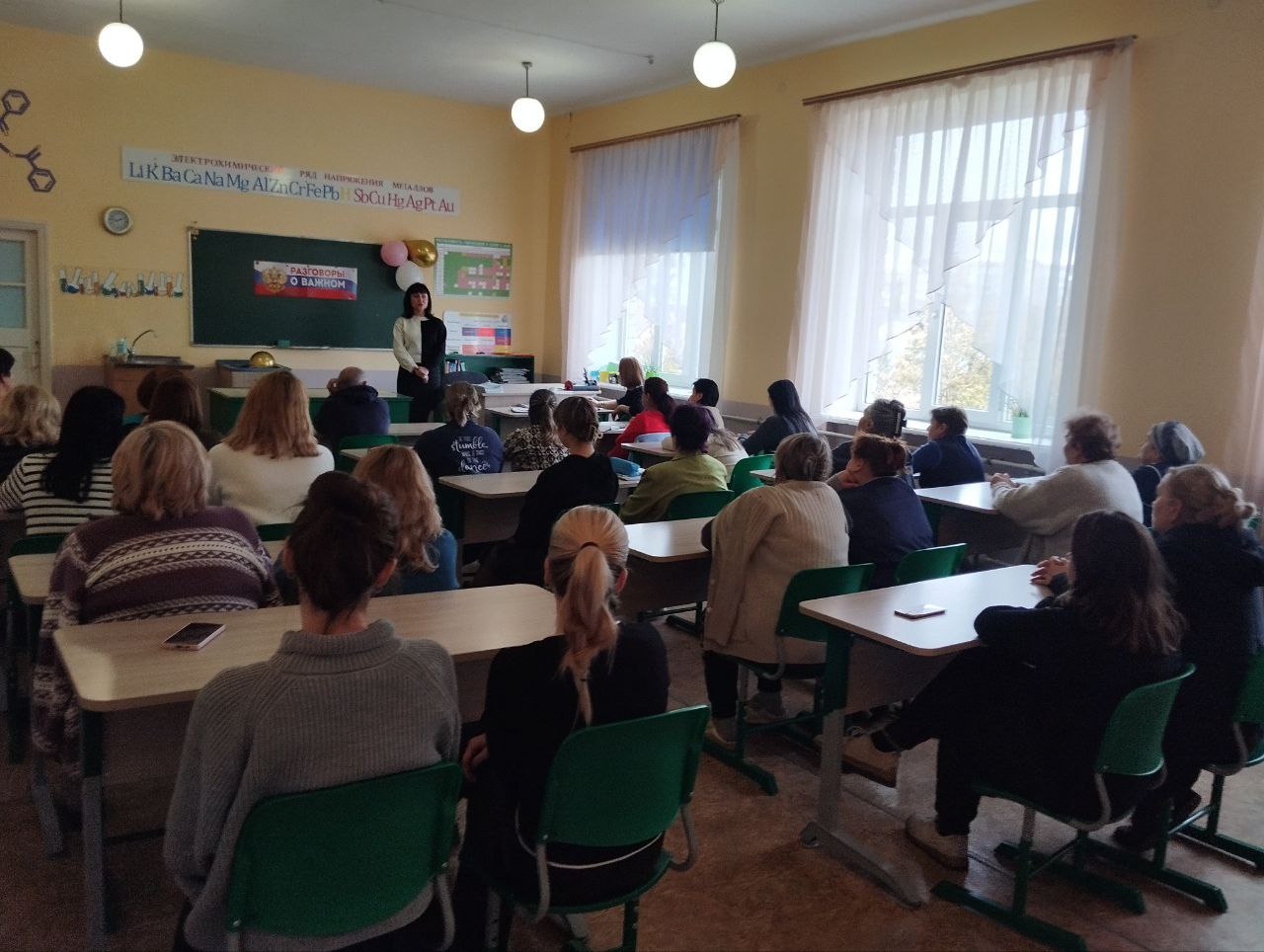 Сегодня заместитель главы Администрации городского округа Харцызск Юлия Михайленко совместно с управляющим делами Администрации Александром Бабановым провели встречу с трудовым коллективом ГБОУ "СШ № 4 Г.О. Харцызск"