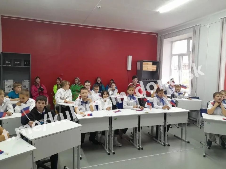 Во время осенних каникул в образовательных учреждениях Донецка прошли разнообразные мероприятия, посвященные Дню народного единства Во время осенних каникул в образовательных учреждениях Донецка прошли разнообразные мероприятия, посвященные Дню народного единства