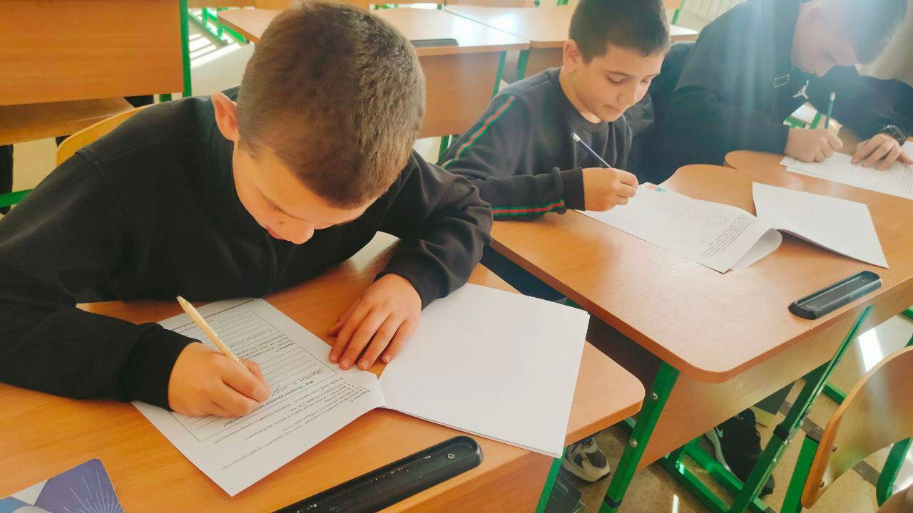 Школьники Мангушского округа приняли участие во всероссийской акции «Я — россиянин» Школьники Мангушского округа приняли участие во всероссийской акции «Я — россиянин»