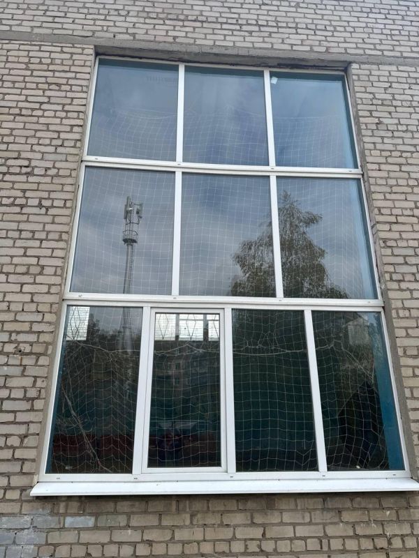 Евгений Поплавский: Подрядчики Нижегородской области поменяли окна в Харцызском лицее Евгений Поплавский: Подрядчики Нижегородской области поменяли окна в Харцызском лицее