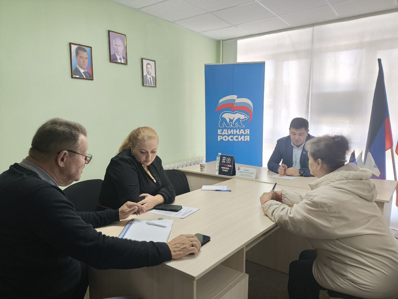 Депутат Народного Совета ДНР Сергей Ярош провёл приём граждан в общественной приёмной Амвросиевского местного отделения Всероссийской политической партии «Единая Россия» Депутат Народного Совета ДНР Сергей Ярош провёл приём граждан в общественной приёмной Амвросиевского местного отделения Всероссийской политической партии «Единая Россия»