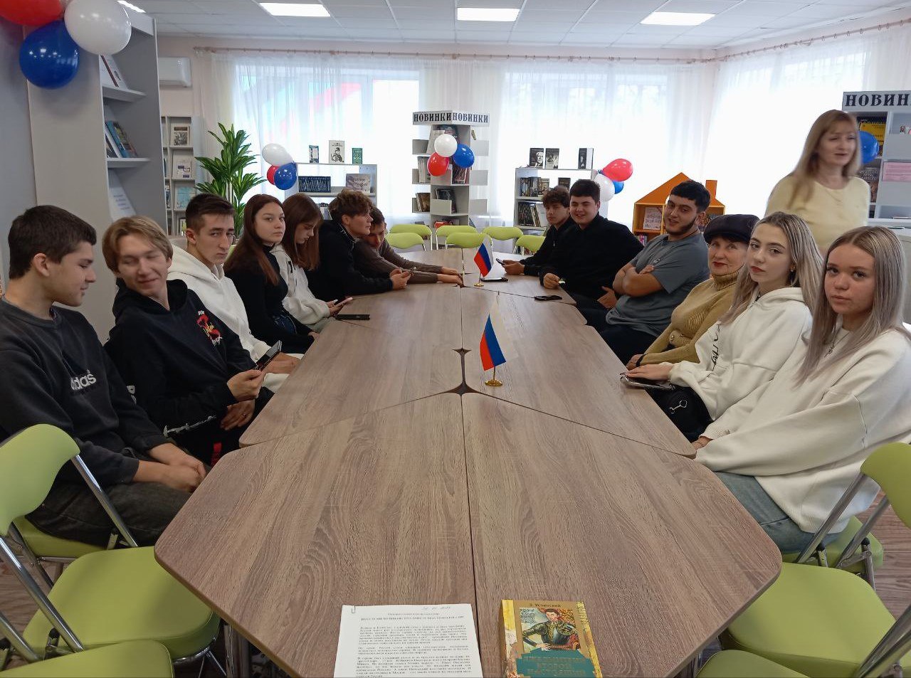 К государственному празднику - День народного единства, сотрудники центральной городской библиотеки для учащихся МБОУ «Школа № 3 г.о. Дебальцево» провели познавательную игру-путешествие «Вместе мы - большая сила, вместе мы... К государственному празднику - День народного единства, сотрудники центральной городской библиотеки для учащихся МБОУ «Школа № 3 г.о. Дебальцево» провели познавательную игру-путешествие «Вместе мы - большая сила, вместе мы...