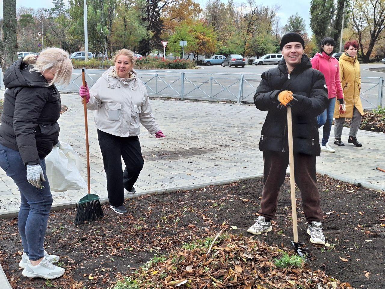 Александр Шатов: Субботник в сквере им. Ленина Александр Шатов: Субботник в сквере им. Ленина