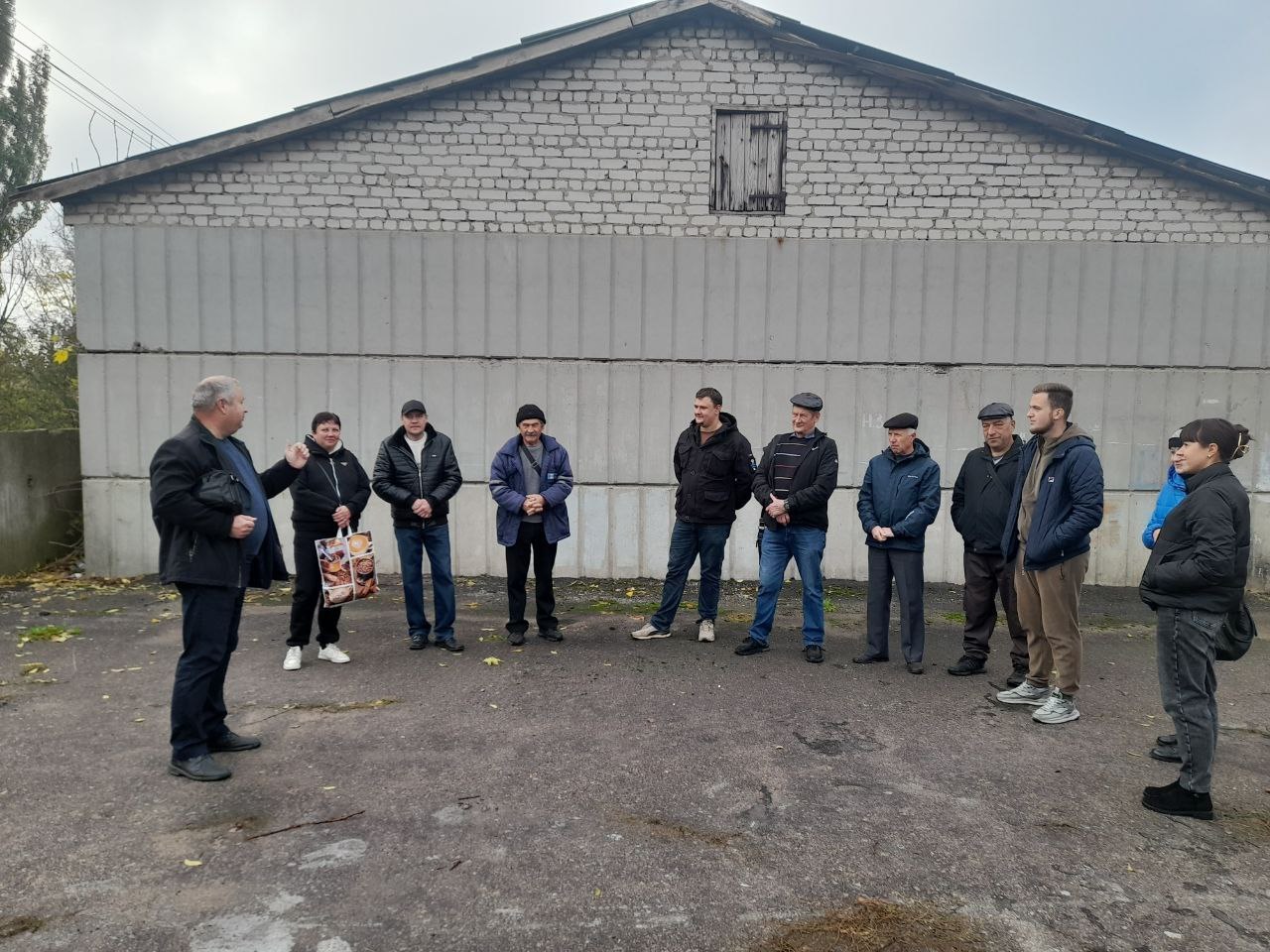 Сегодня депутат Тельмановского муниципального совета Владимир Ермак встретился с жителями посёлка Тельманово