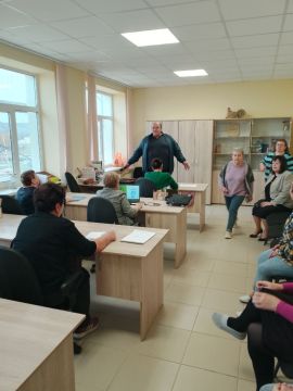 Начальник Раздольненского территориального отдела Администрации Старобешевского муниципального округа Валентин Носенко провел встречу с трудовым коллективом ГБОУ "Раздольненская школа Старобешевского м.о."