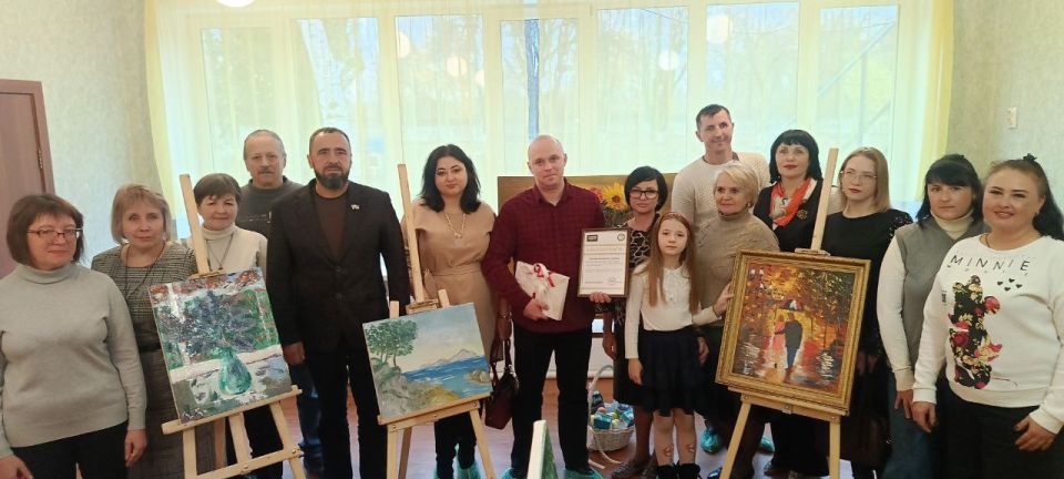 Искусство открывает мир.. 31 октября выставку картин в ГКДОУ "Детский сад №4 "Сказка" художника Канивец Дмитрия посетили почетные гости: Козлова Оксана Викторовна, заместитель главы городского округа Дебальцево, Другашов... Искусство открывает мир.. 31 октября выставку картин в ГКДОУ "Детский сад №4 "Сказка" художника Канивец Дмитрия посетили почетные гости: Козлова Оксана Викторовна, заместитель главы городского округа Дебальцево, Другашов...