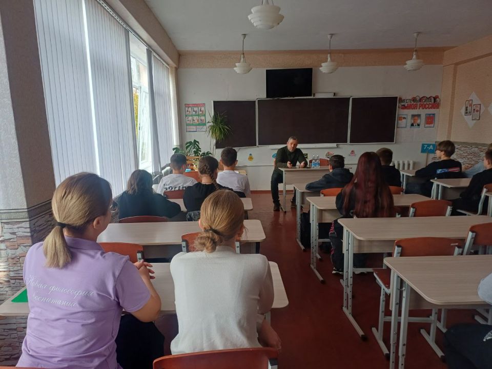 Депутат #Комитет_по_поддержке_участников_СВО Андрей Баевский провел урок мужества в одной из макеевских школ, приуроченный ко Дню народного единства Депутат #Комитет_по_поддержке_участников_СВО Андрей Баевский провел урок мужества в одной из макеевских школ, приуроченный ко Дню народного единства