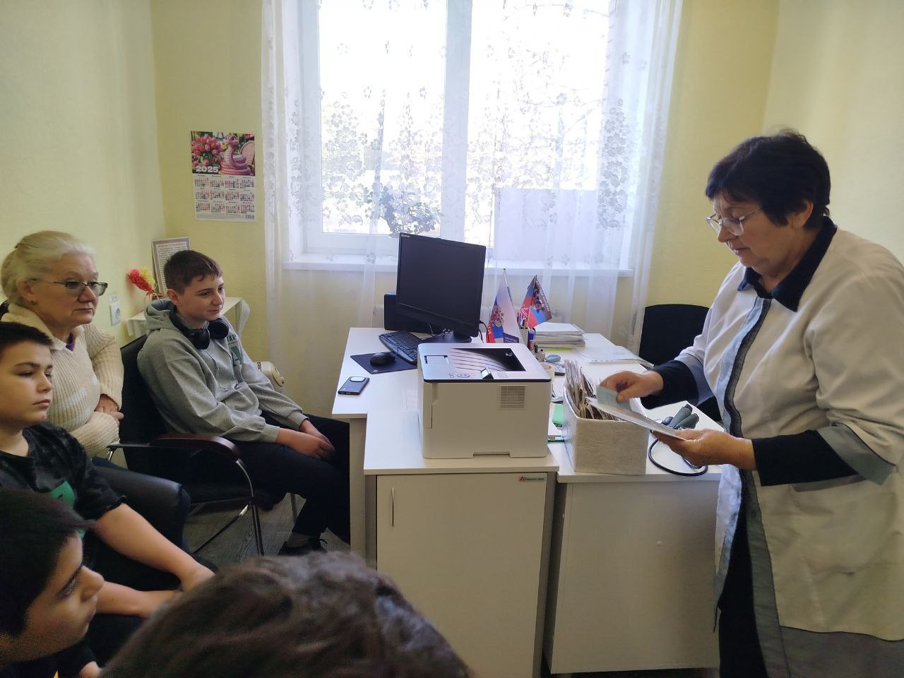 В рамках регионального проекта "Ура каникулы" Республиканской акции " Учиться в Донбассе" учащиеся 8-9 классов "Каменской школы Тельмановского муниципального округа посетили Каменский ФП. ... В рамках регионального проекта "Ура каникулы" Республиканской акции " Учиться в Донбассе" учащиеся 8-9 классов "Каменской школы Тельмановского муниципального округа посетили Каменский ФП. ...