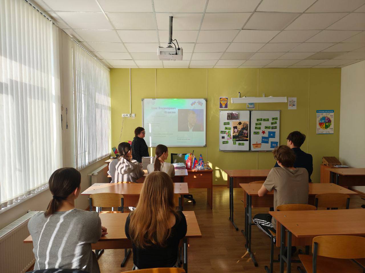 Сегодня для ребят 1-11 классов Тельмановской гимназии прошло региональное внеурочное занятия из цикла "Разговоры о важном" на тему "Учиться в Донбассе: выдающиеся земляки" Сегодня для ребят 1-11 классов Тельмановской гимназии прошло региональное внеурочное занятия из цикла "Разговоры о важном" на тему "Учиться в Донбассе: выдающиеся земляки"