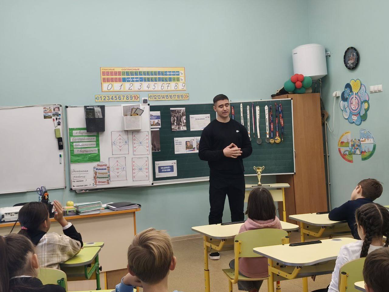 30 октября в Мангушской школе №2 состоялась встреча учащихся с мастером спорта международного класса по пауэрлифтингу Анатолием Зайцем 30 октября в Мангушской школе №2 состоялась встреча учащихся с мастером спорта международного класса по пауэрлифтингу Анатолием Зайцем