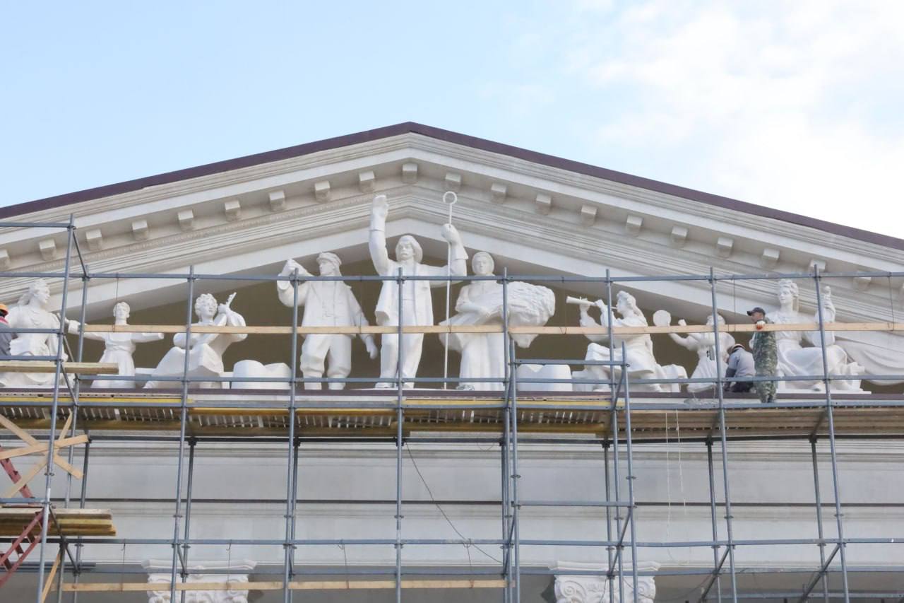 Восстановительные работы в драмтеатре Мариуполя близятся к завершению Восстановительные работы в драмтеатре Мариуполя близятся к завершению