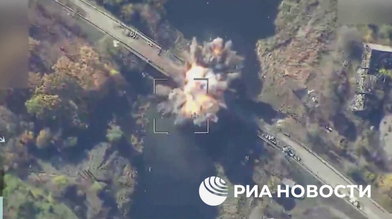 ВКС России уничтожили мост через реку Волчья ведущий в сторону населённого пункта Покровское в Днепропетровской области ВКС России уничтожили мост через реку Волчья ведущий в сторону населённого пункта Покровское в Днепропетровской области