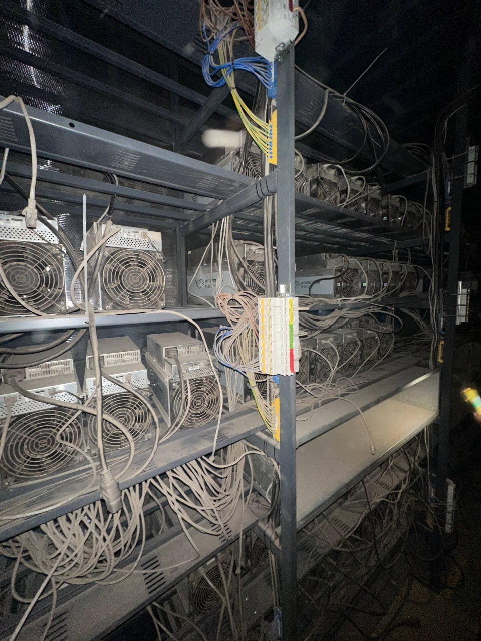 Сотрудники полиции пресекли незаконную деятельность майнинговой фермы в Енакиево Сотрудники полиции пресекли незаконную деятельность майнинговой фермы в Енакиево