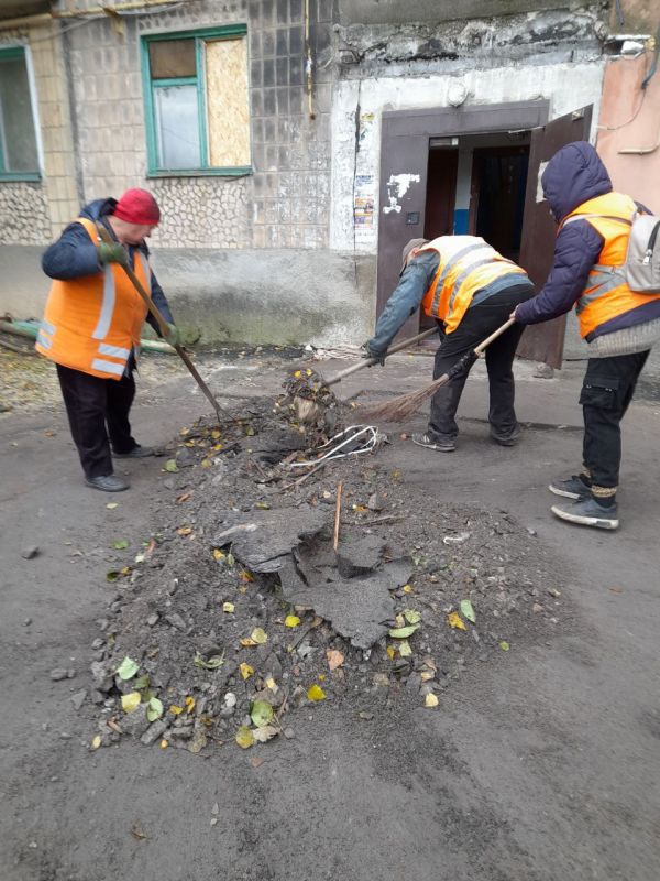 С заботой об округе.. На 31.10.2025 г. сотрудниками МУП АГЯ "ЖЭК" выполнены следующие виды работ: Выполнена уборка территории на Авдеевском и Ясиноватском участках Выполнены работы по ручной уборке автодороги с очисткой... С заботой об округе.. На 31.10.2025 г. сотрудниками МУП АГЯ "ЖЭК" выполнены следующие виды работ: Выполнена уборка территории на Авдеевском и Ясиноватском участках Выполнены работы по ручной уборке автодороги с очисткой...