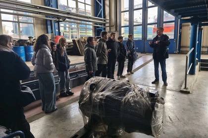 Воспитанники детской железной дороги ознакомились с локомотивным депо Ясиноватой